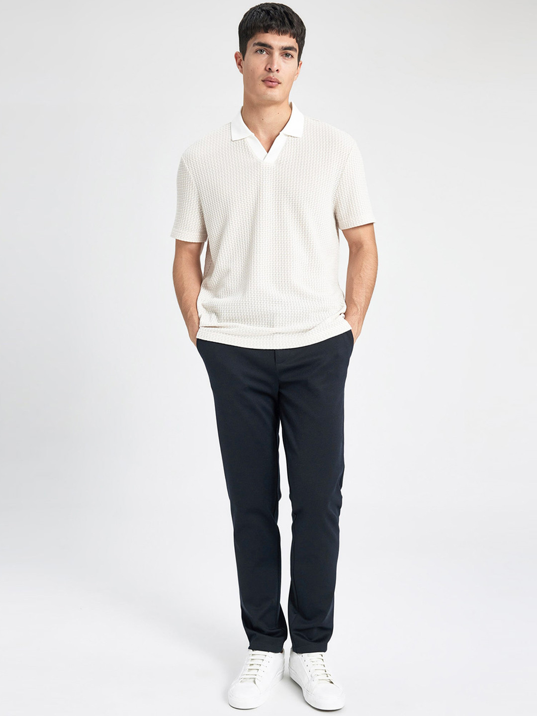 

DeFacto Men Mid-Rise Chinos Trousers, Navy blue