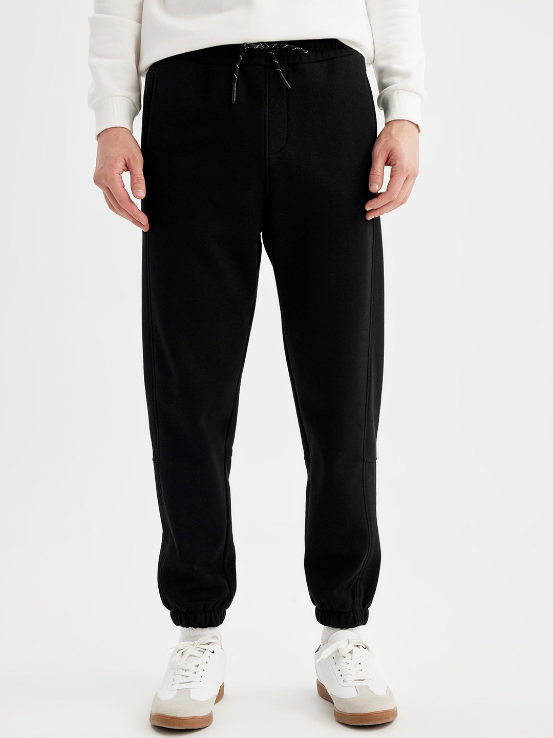 

DeFacto Men Mid-Rise Joggers, Black