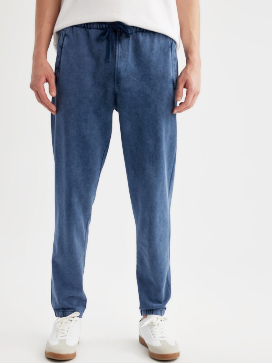 

DeFacto Men Mid Rise Clean Look Pure Cotton Joggers, Blue