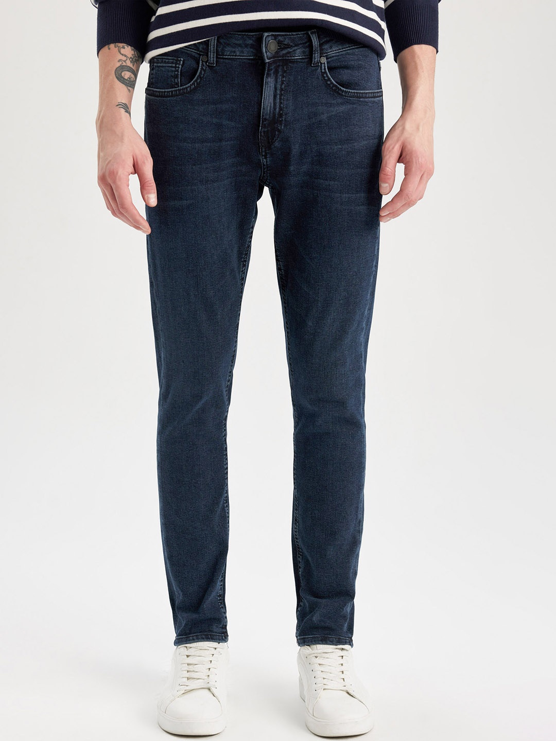 

DeFacto Men Mid-Rise Dark Shade Clean Look Stretchable Jeans, Navy blue