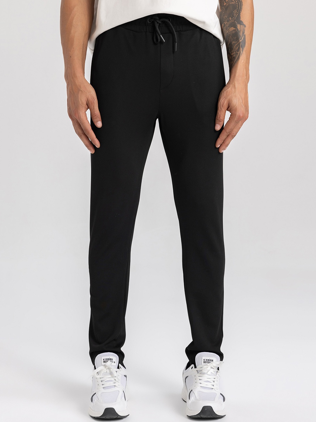 

DeFacto Men Mid-Rise Trousers, Black