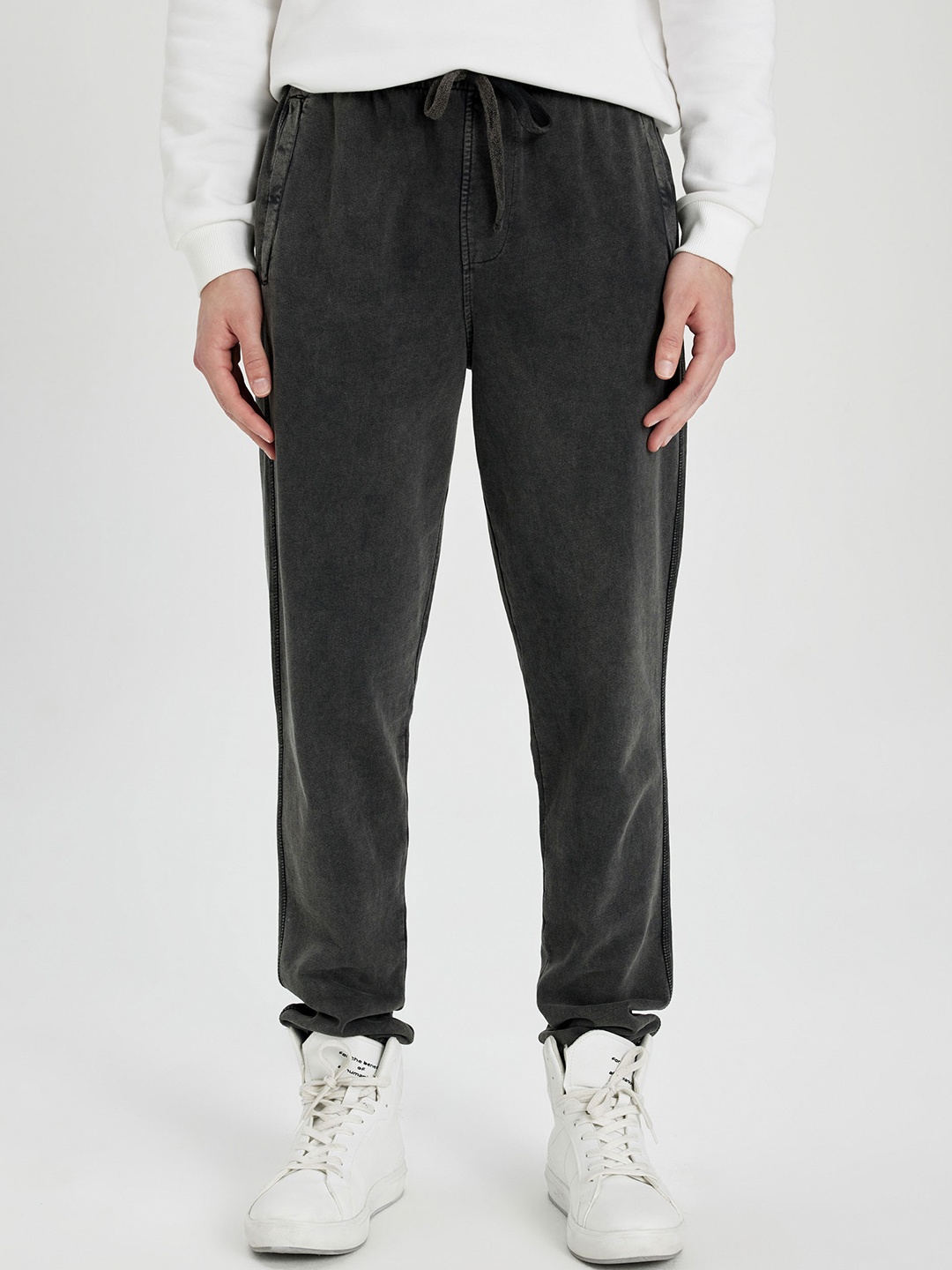 

DeFacto Men Cotton Mid-Rise Regular Trousers, Grey