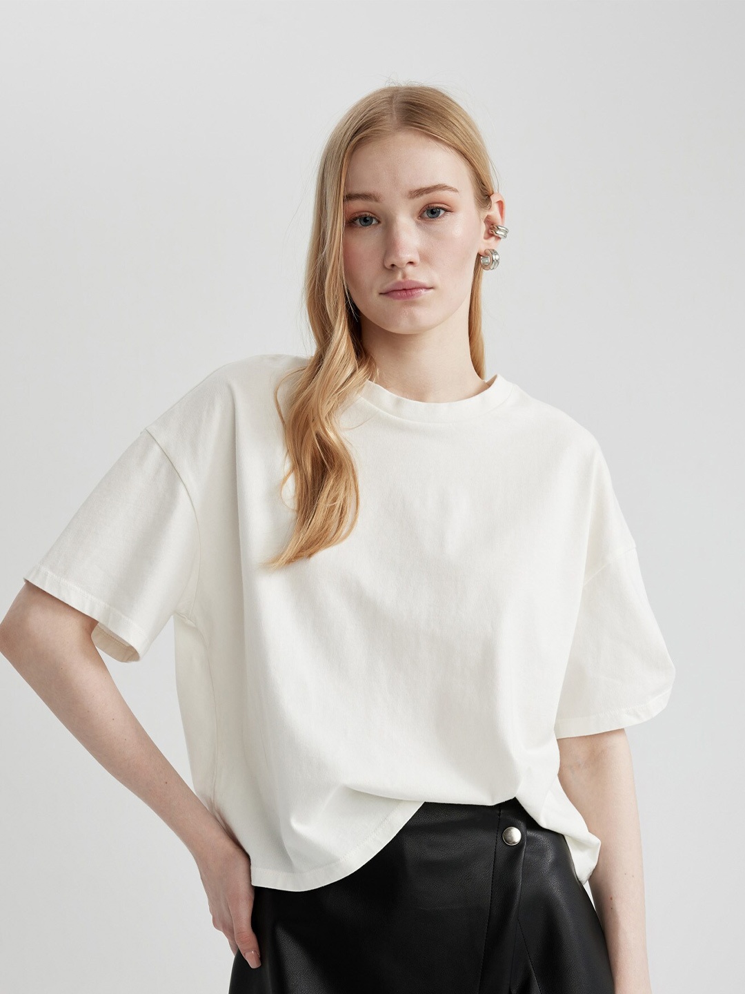 

DeFacto Drop-Shoulder Sleeves Pure Cotton Oversized Casual T-shirt, White