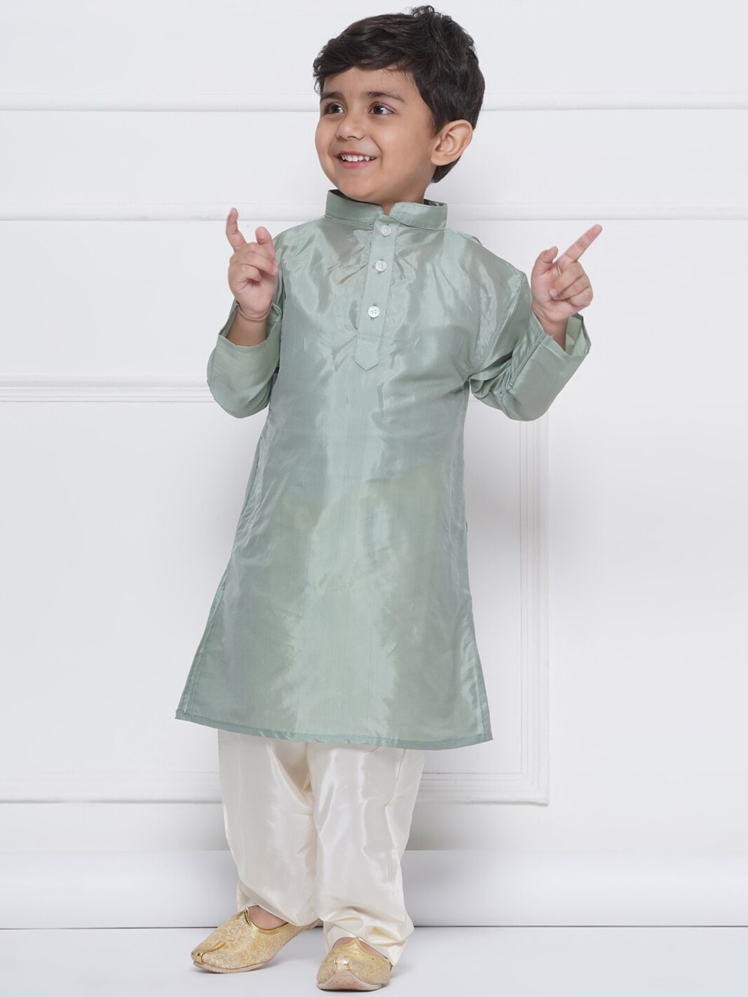 

Sethukrishna Boys Mandarin Collar Straight Kurta with Pyjamas, Green