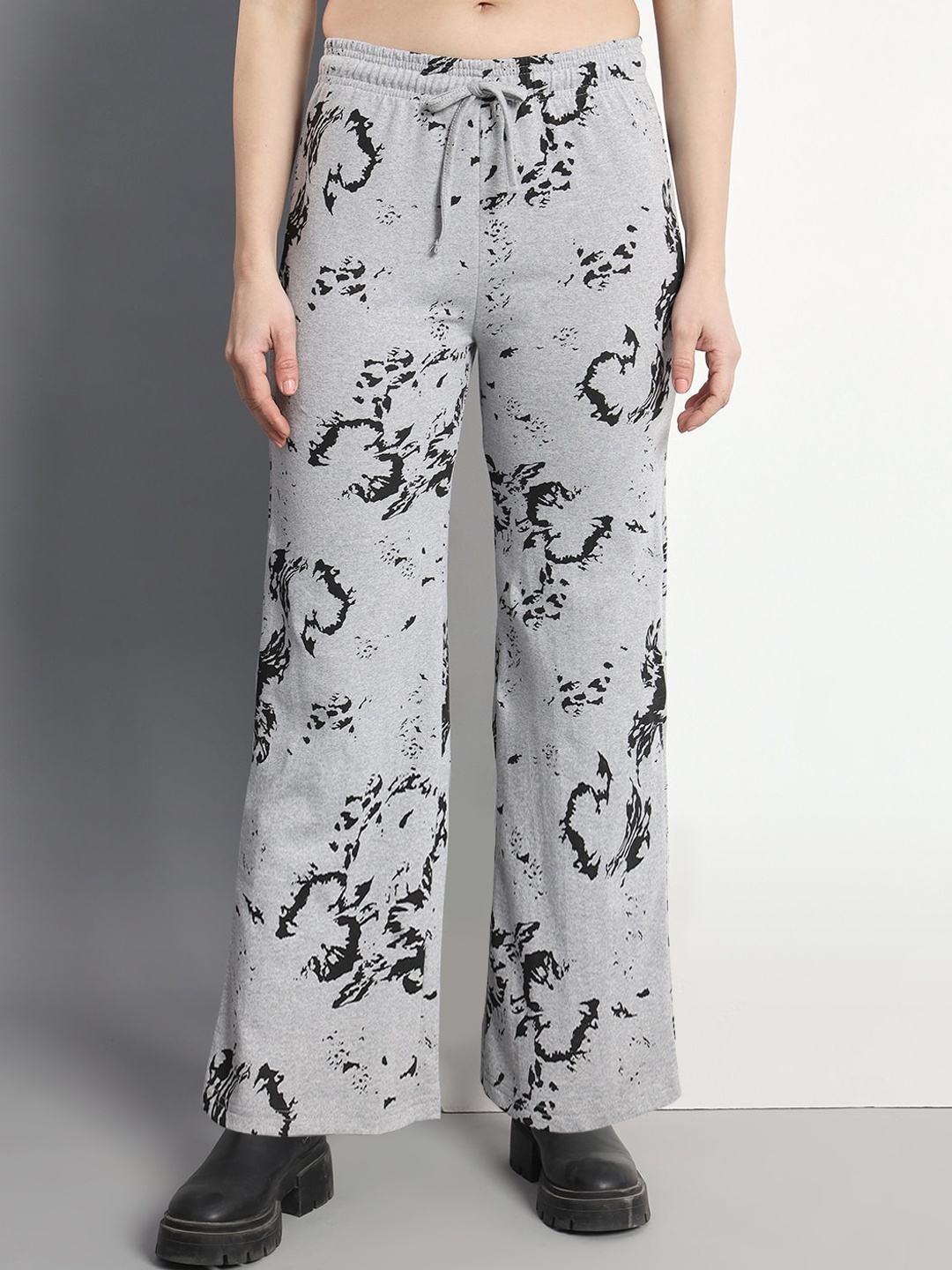 

Q-rious Women Floral Printed Flared Fit Trousers, Grey