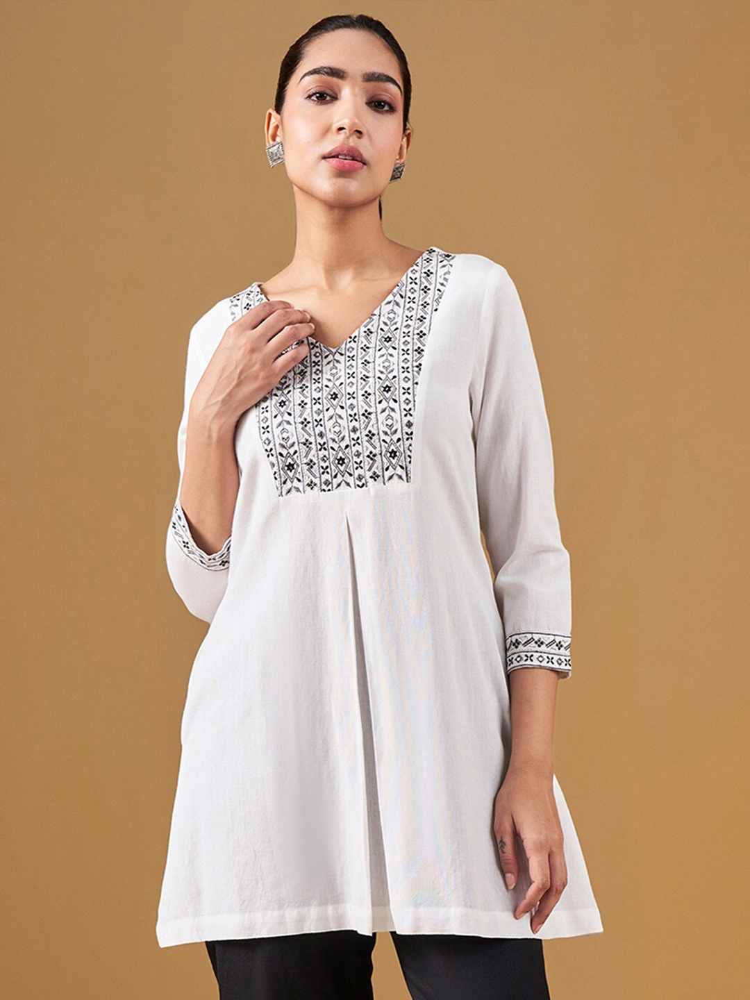 

Global Desi Floral Embroidered V-Neck Tunic, White
