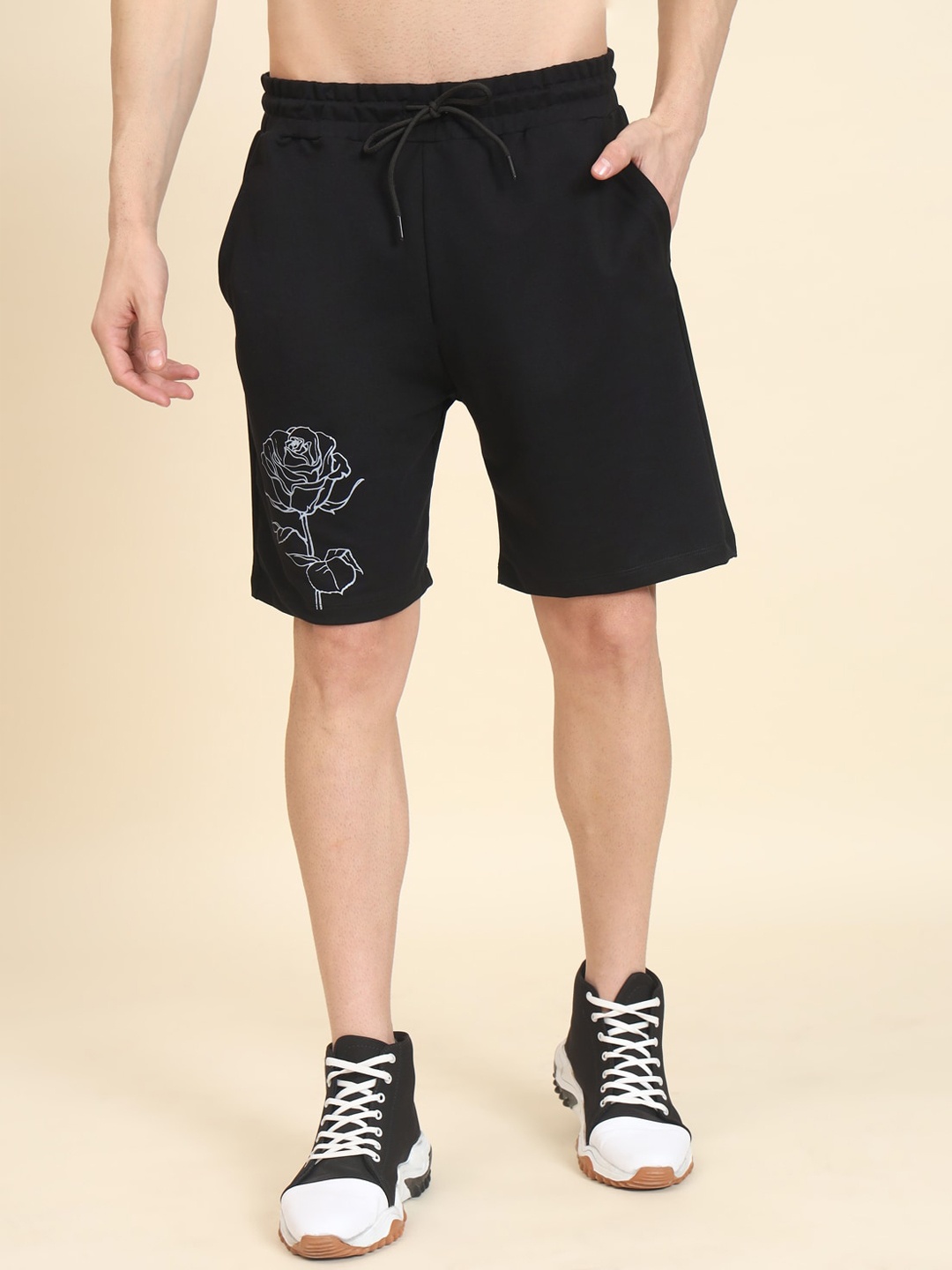 

MUWIN Men Floral Printed Loose Fit Shorts, Black