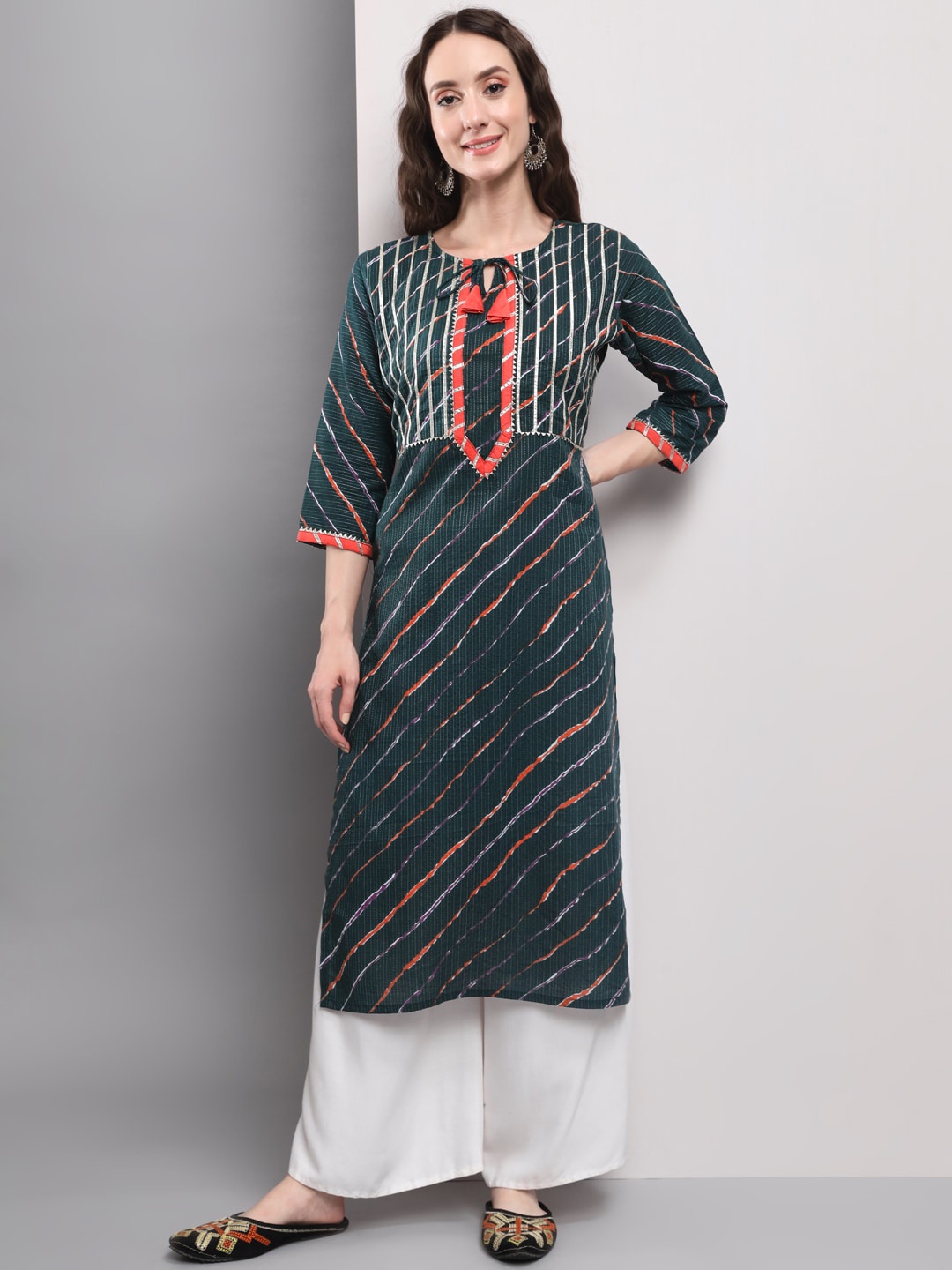 

DIVASTRI Striped Embroidered Tie-Up Neck Thread Work Straight Kurta, Green