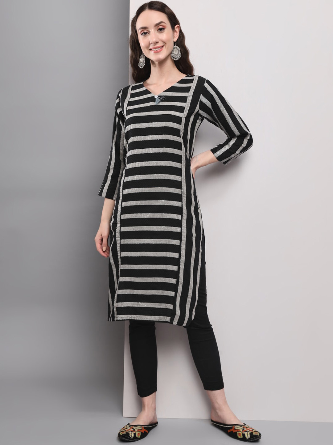 

DIVASTRI Striped V-Neck Thread Work Straight Kurta, Black