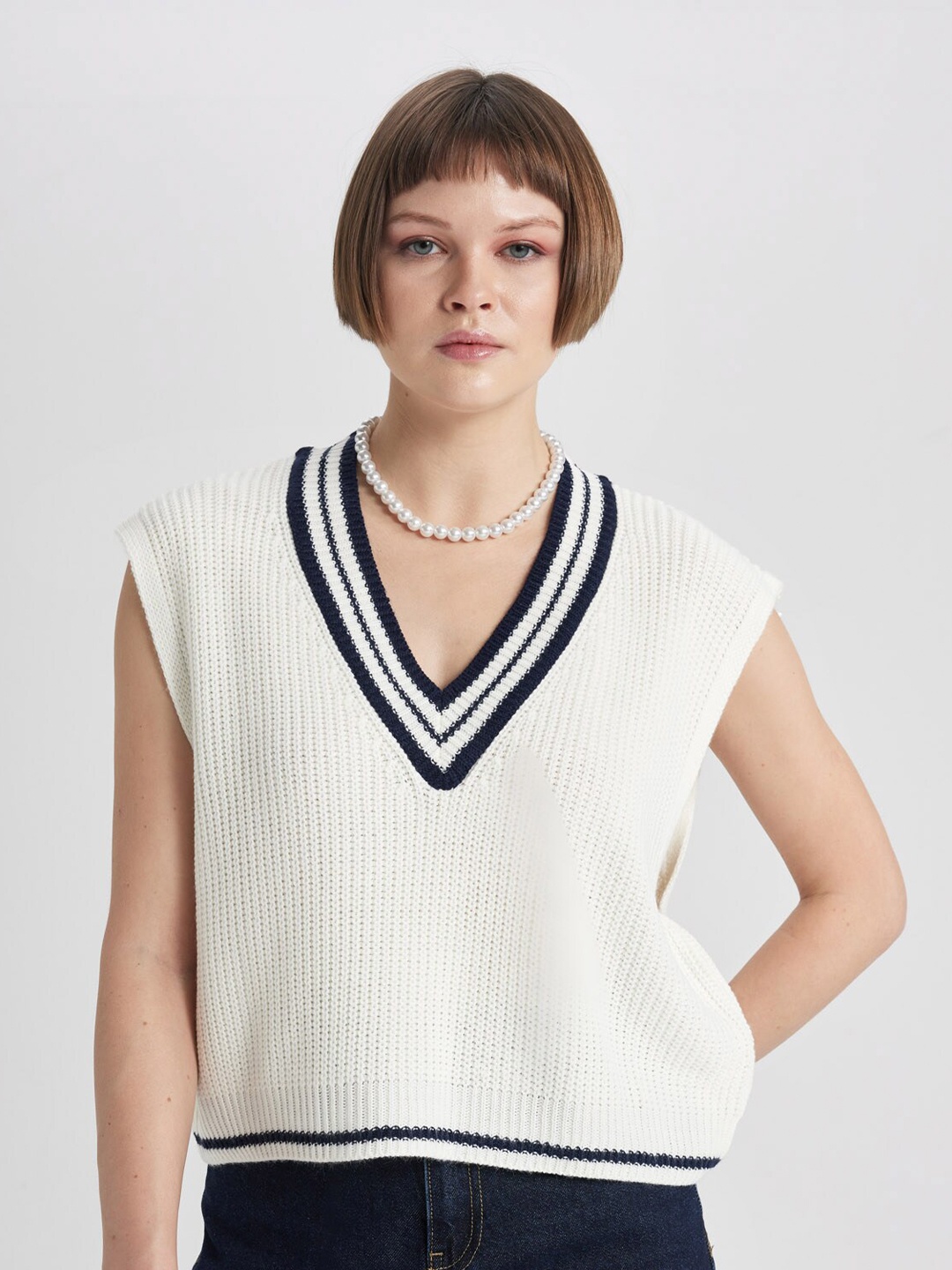 

DeFacto V-Neck Acrylic Sweater Vest, White