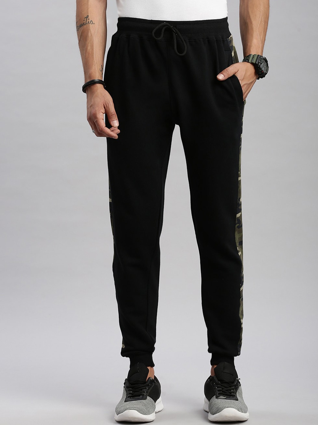 

MADSTO Men Camouflage Printed Mid-Rise Cotton Gym Track Pant, Black