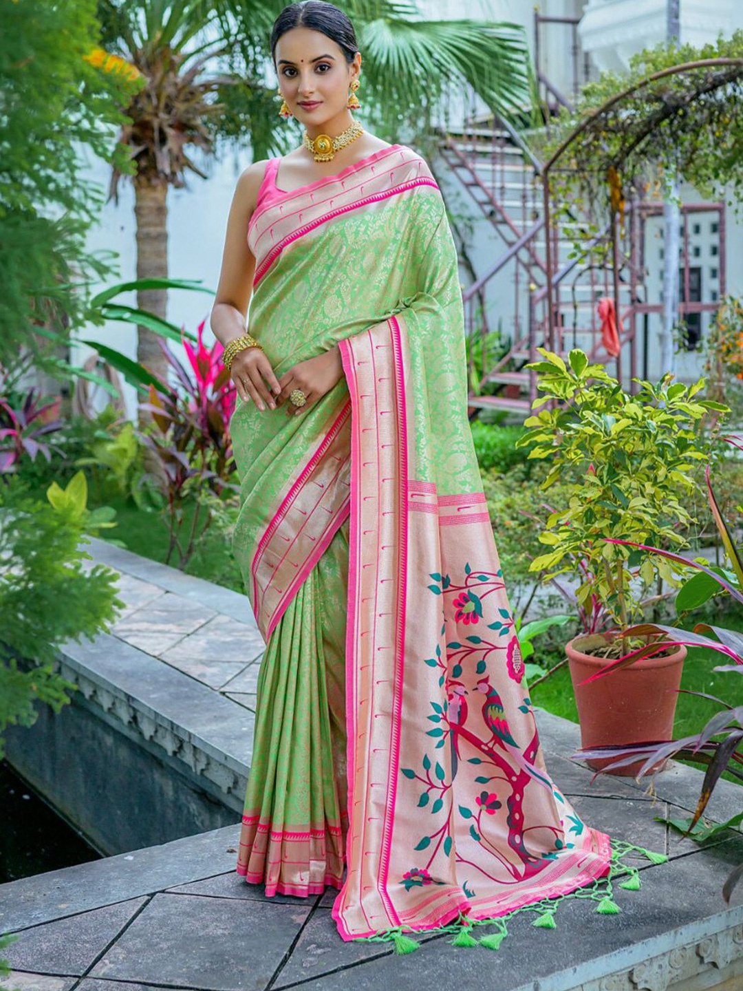 

KARAGIRI Floral Woven Design Zari Kanjeevaram Saree, Green