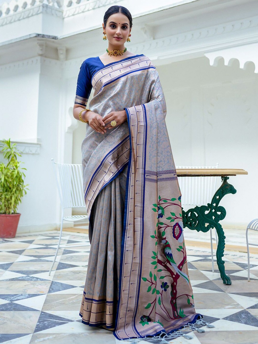 

KARAGIRI Woven Design Zari Kanjeevaram Saree, Grey