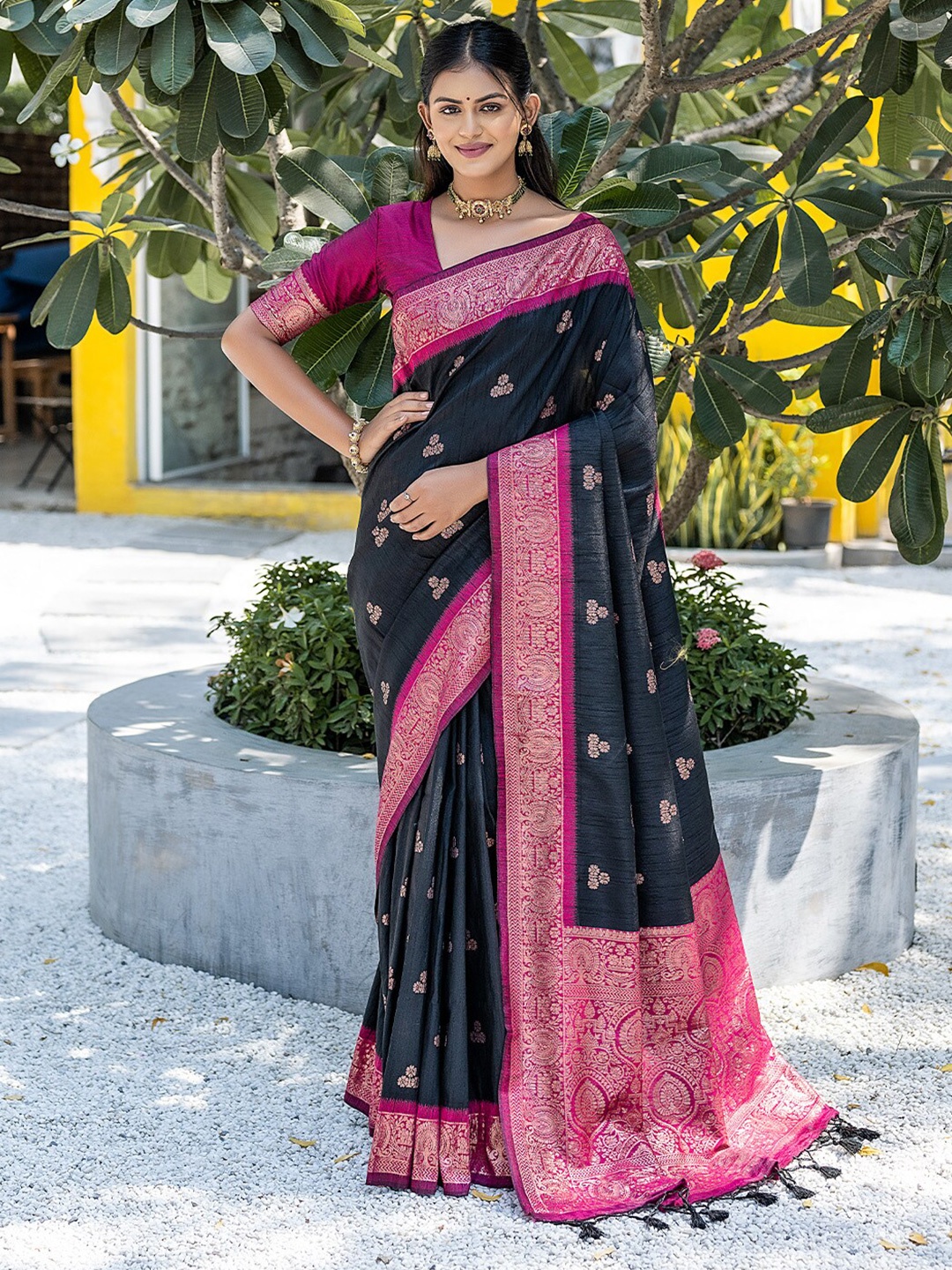 

KARAGIRI Ethnic Motifs Woven Design Zari Banarasi Saree, Black