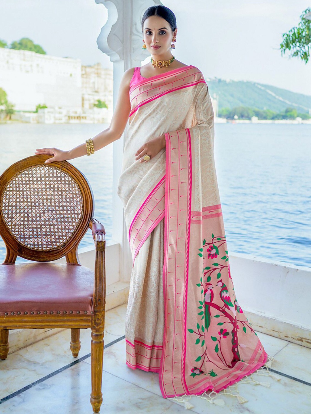 

KARAGIRI Ethnic Motifs Woven Design Zari Kanjeevaram Saree, White