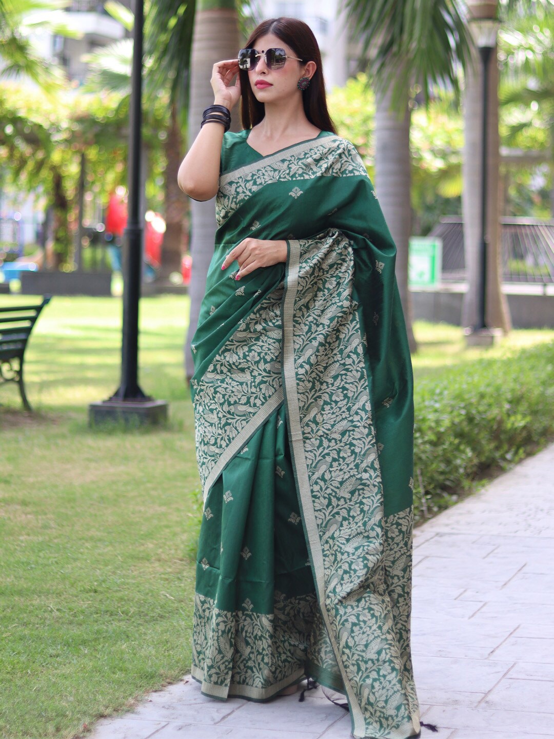 

KARAGIRI Ethnic Motifs Woven Design Saree, Green