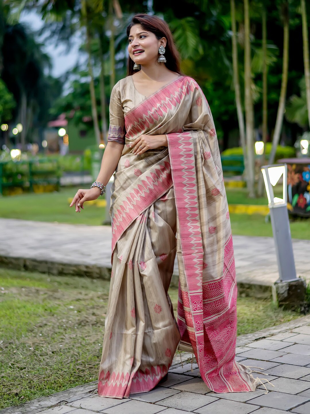 

KARAGIRI Ethnic Motifs Woven Design Tussar Saree, Red