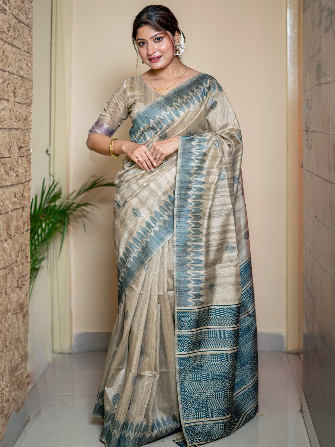 

KARAGIRI Ethnic Motifs Woven Design Tussar Saree, Green