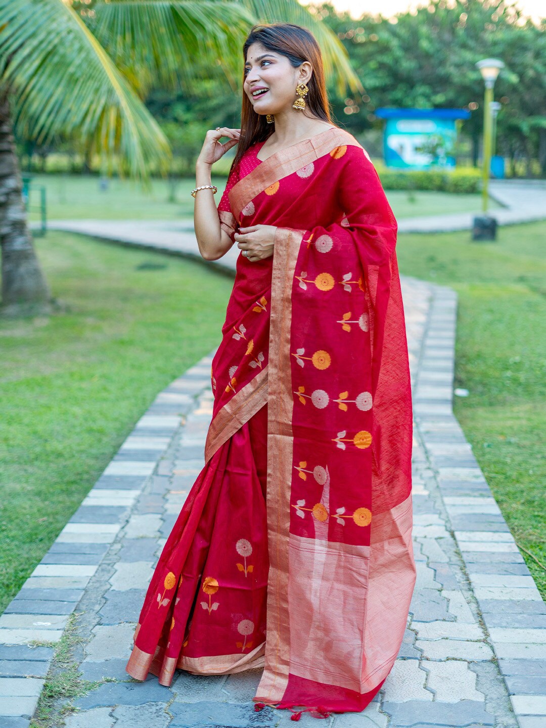 

KARAGIRI Floral Woven Design Silk Cotton Zari Saree, Red