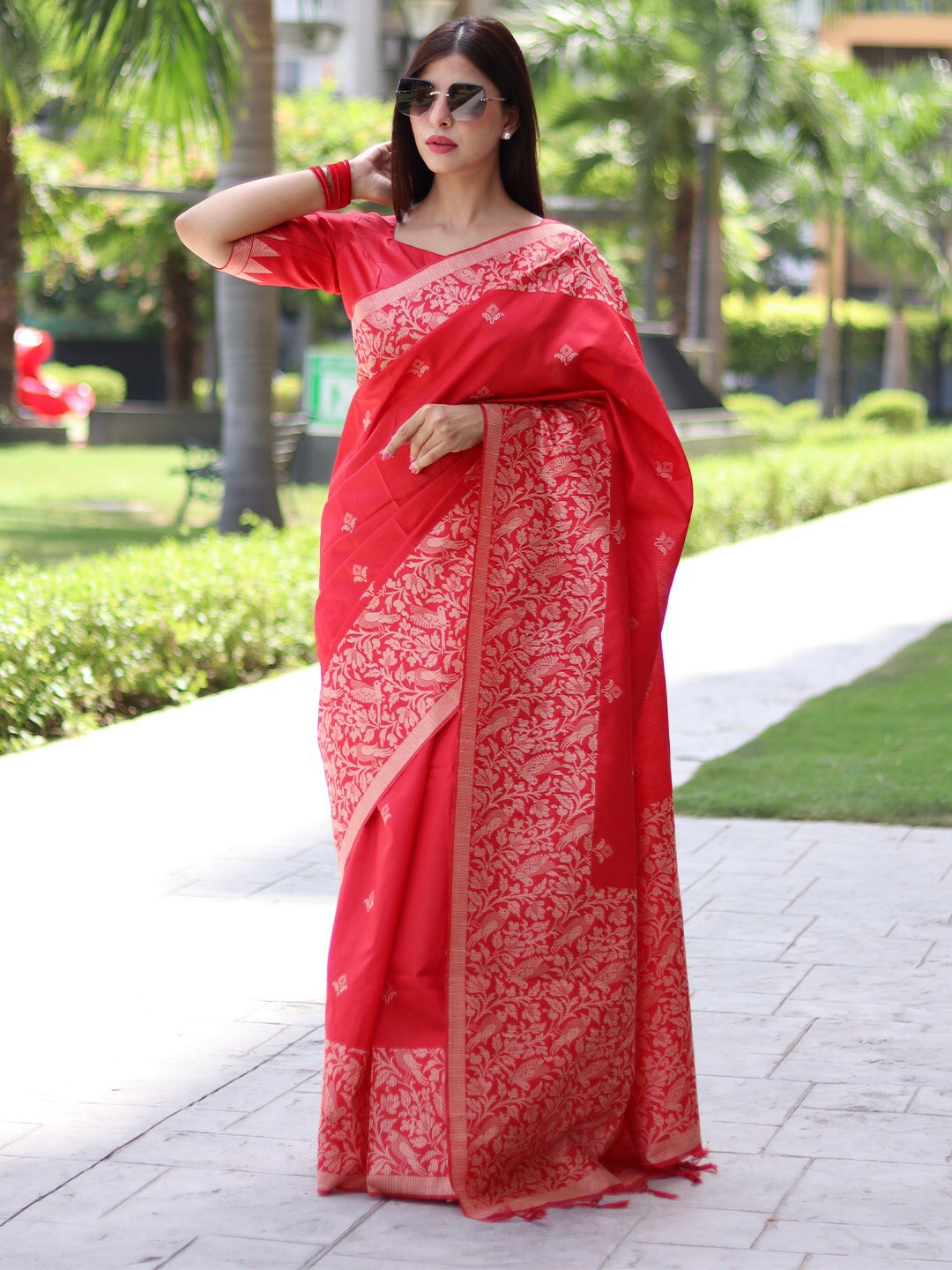 

KARAGIRI Floral Woven Design Saree, Red