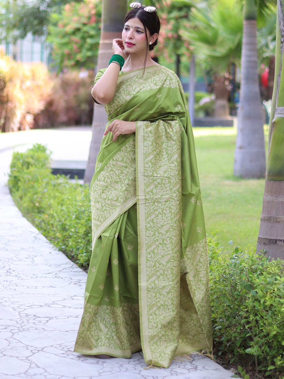 

KARAGIRI Floral Woven Design Zari Saree, Green