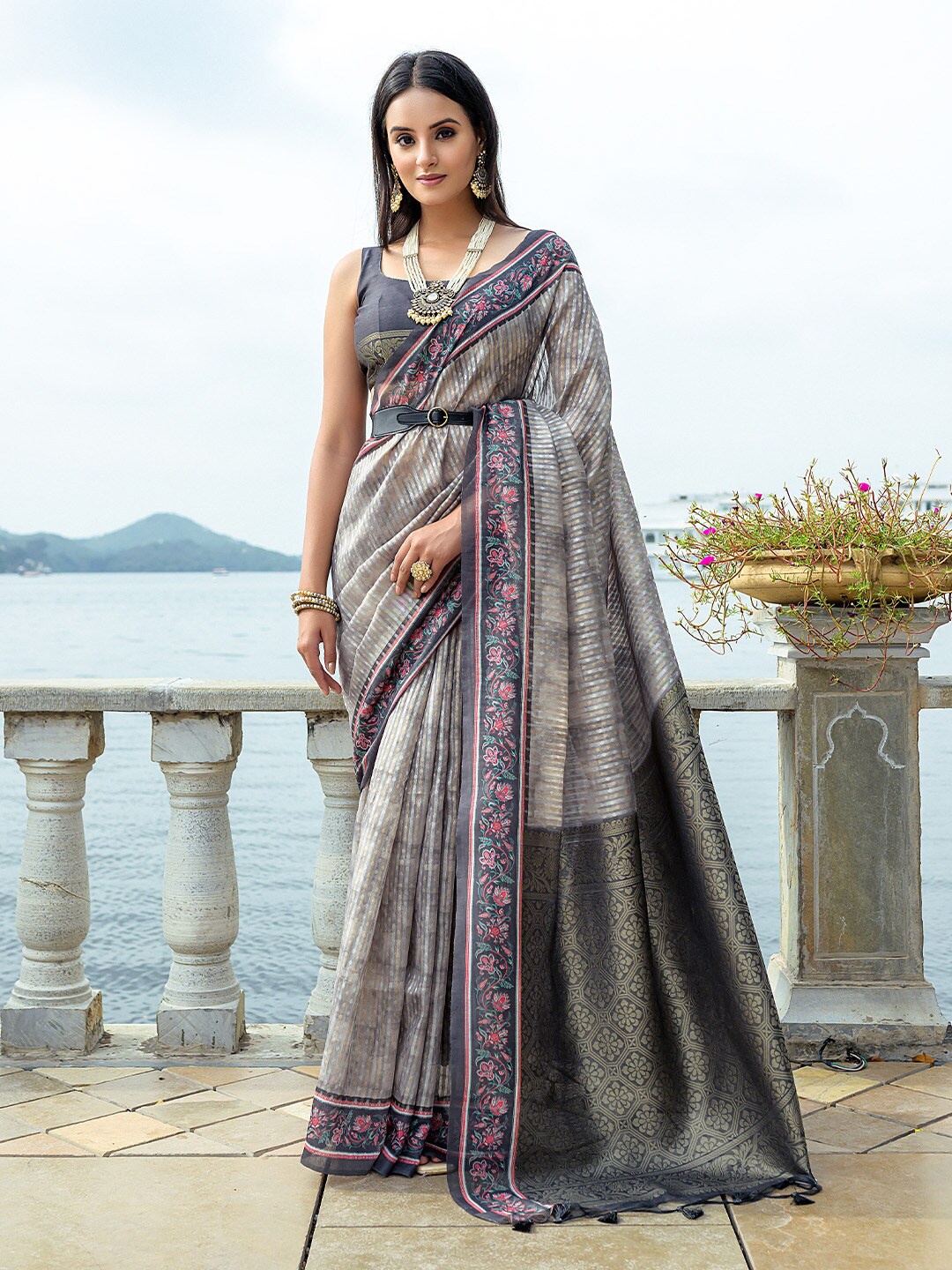 

KARAGIRI Woven Design Zari Silk Cotton Saree, Grey