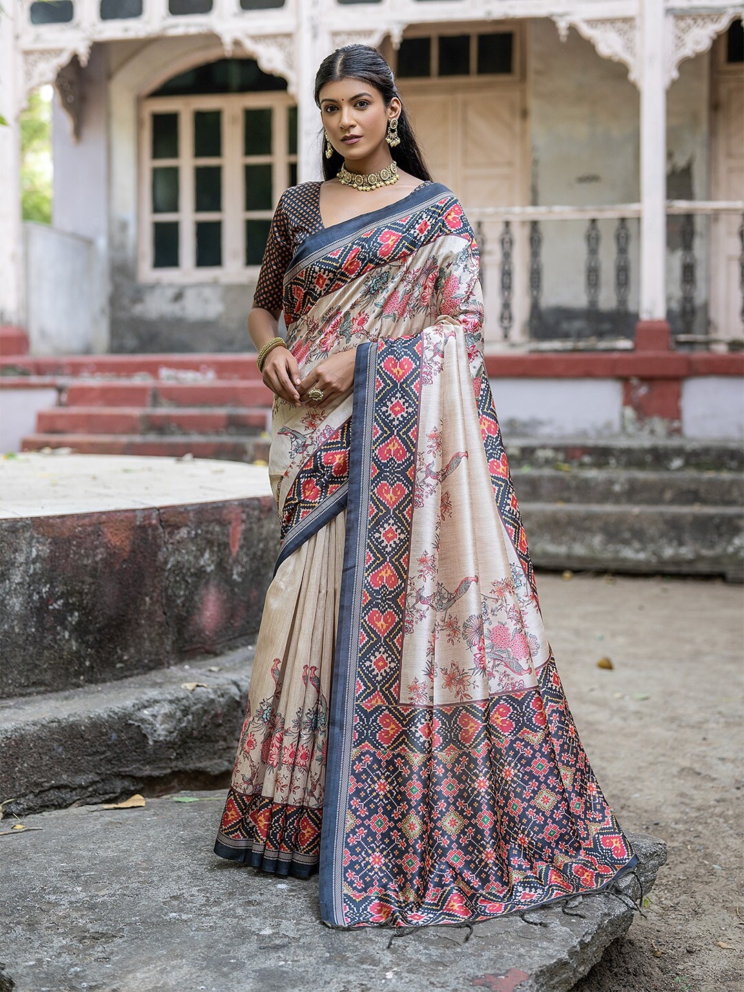 

KARAGIRI Floral Printed Tussar Saree, Black