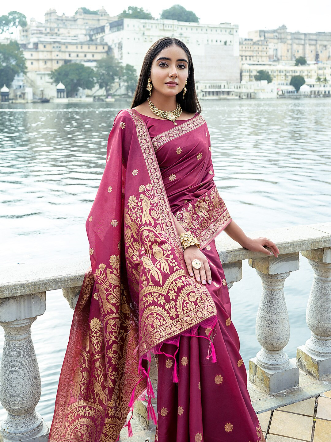

KARAGIRI Woven Design Zari Saree, Maroon