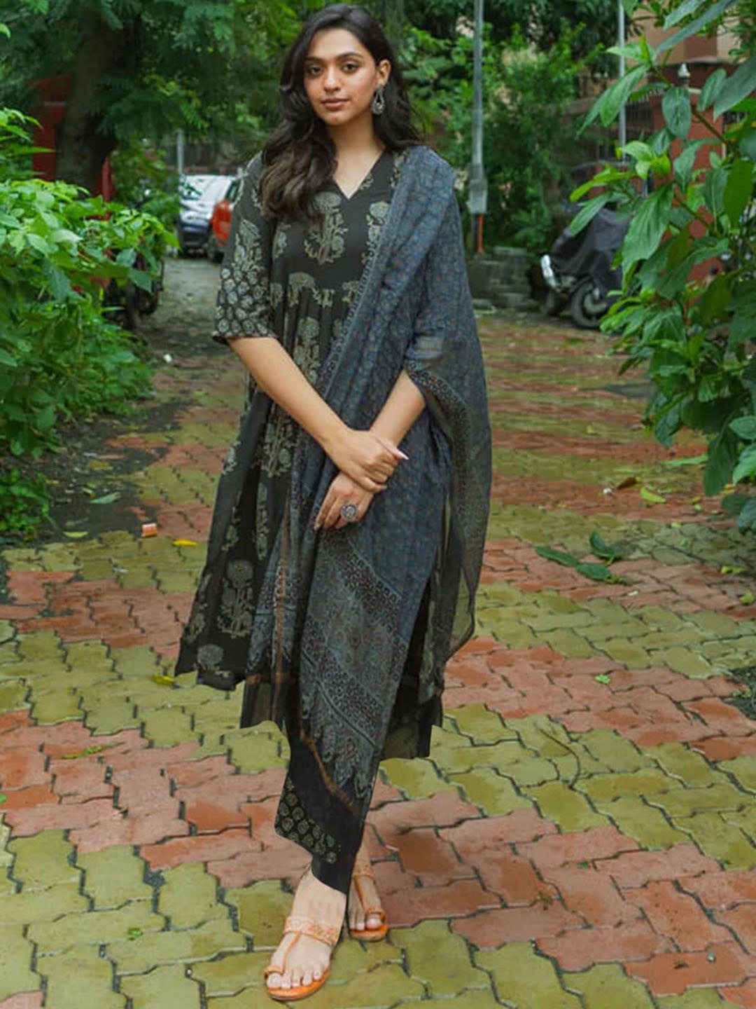 

SKYLEE Grey Floral Printed V-Neck Straight Kurta with Trousers & With Dupatta