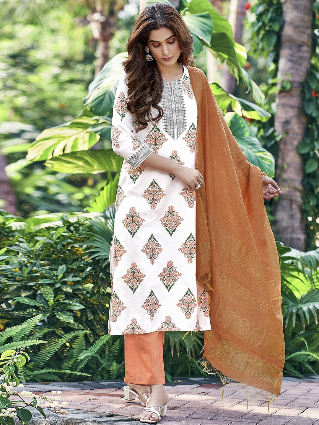 

SKYLEE Ethnic Motifs Printed Regular Kurta with Trouser & Dupatta, White