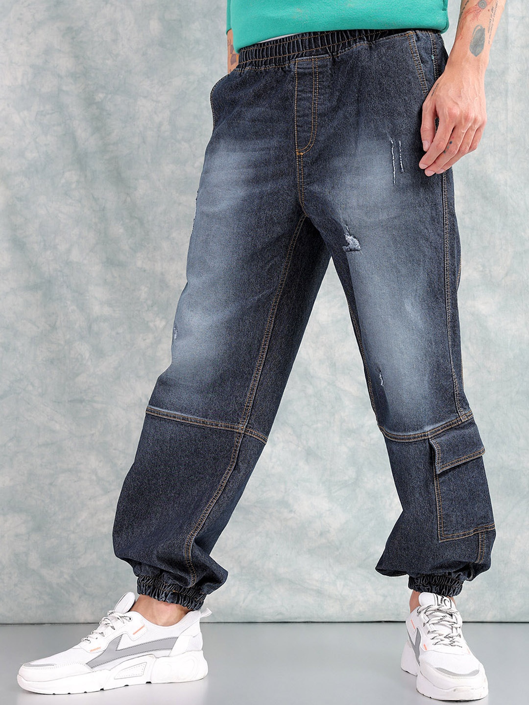 

The Indian Garage Co Men Loose Fit Mildly Distressed Stretchable Cargo Jogger Jeans, Blue