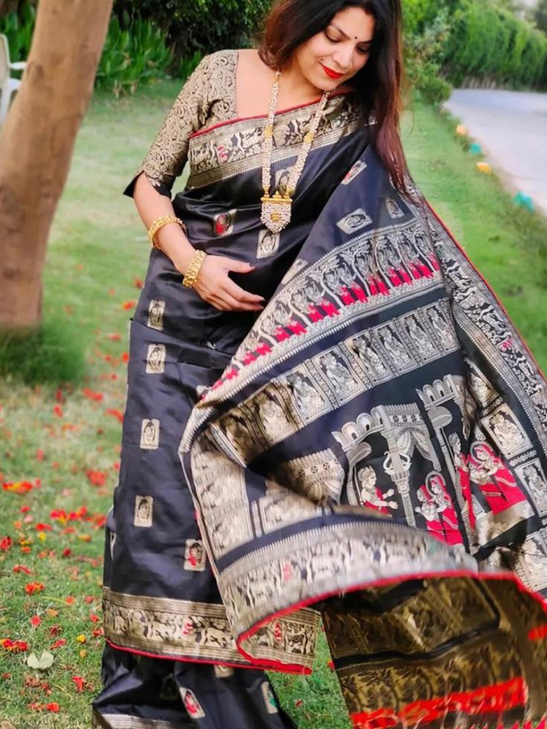 

Naishu Trendz Woven Design Zari Pure Silk Kanjeevaram Saree, Black