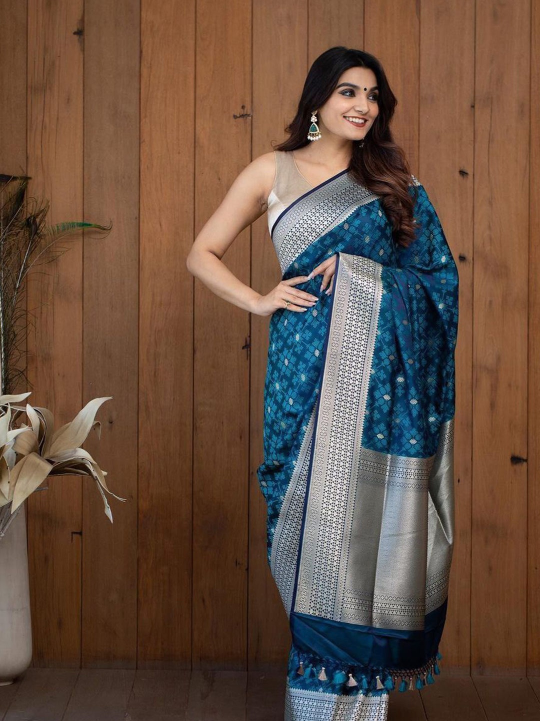 

Naishu Trendz Woven Design Zari Pure Silk Kanjeevaram Saree, Teal