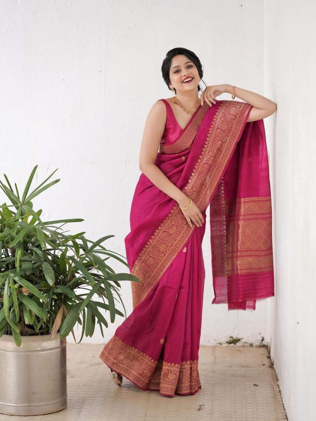 

Naishu Trendz Ethnic Motifs Zari Pure Silk Kanjeevaram Saree, Pink