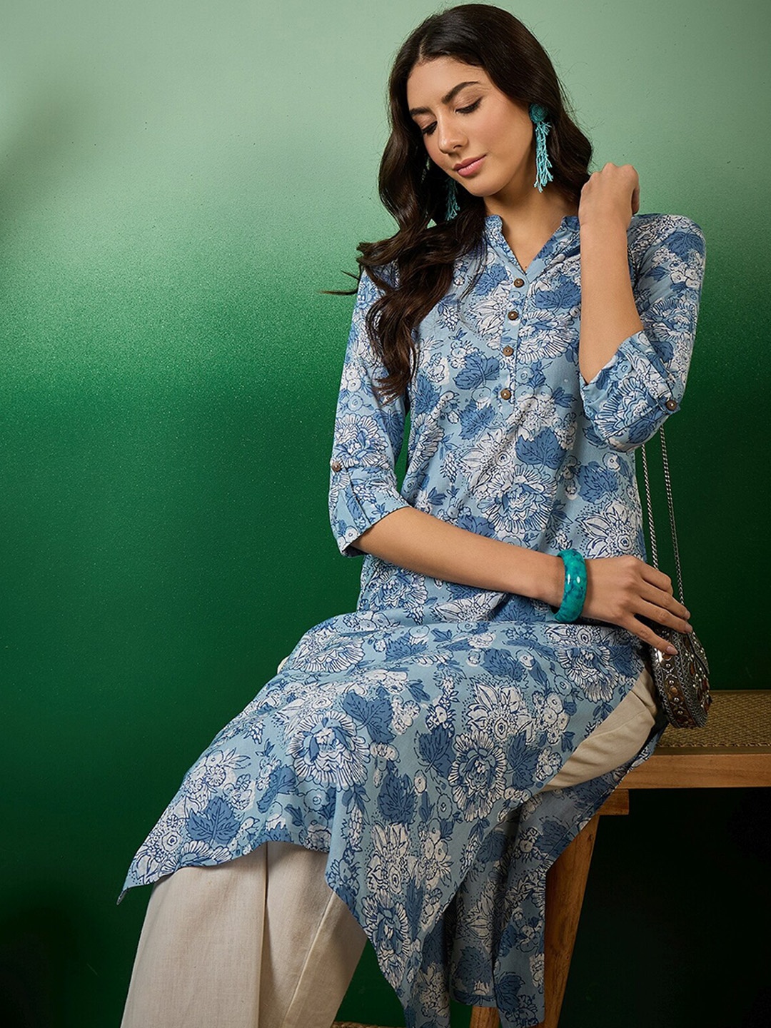 

Sangria Women's Blue & White Floral Printed Straight Kurta