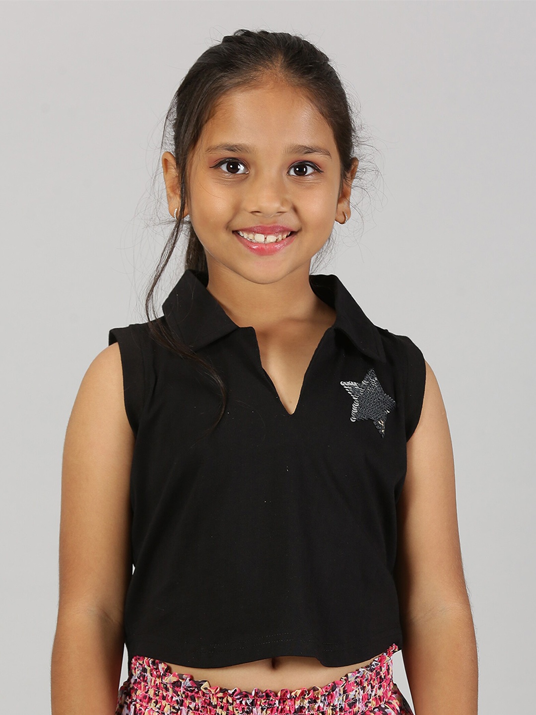 

KiddoPanti Girls Sleeveless Polo Collar Applique Pure Cotton Crop T-shirt, Black