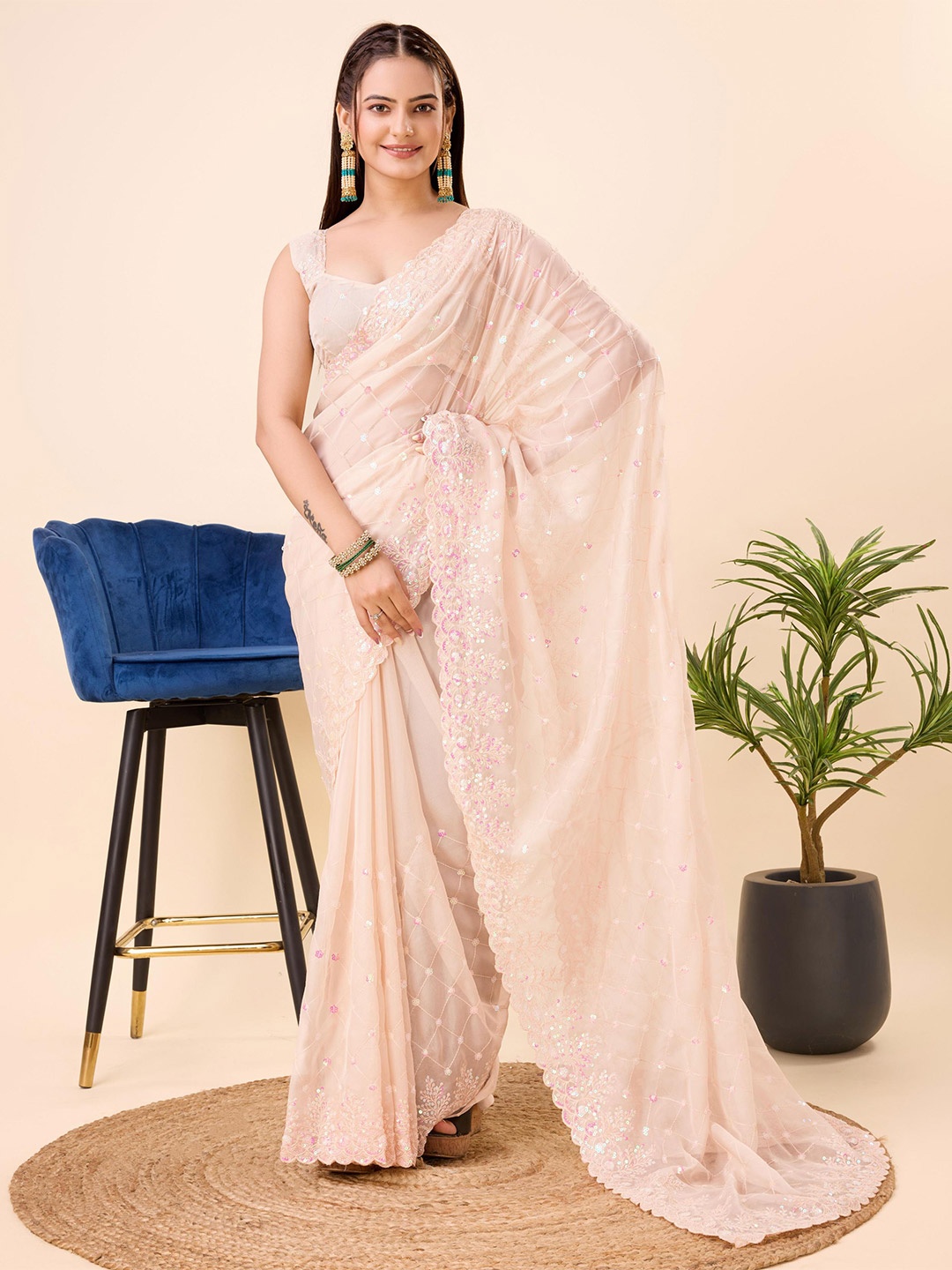 

VAIRAGEE Floral Sequinned Embroidered Organza Saree, Off white