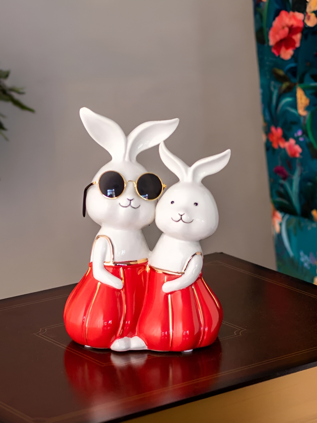 

THEDECORKART White Figurine Showpiece