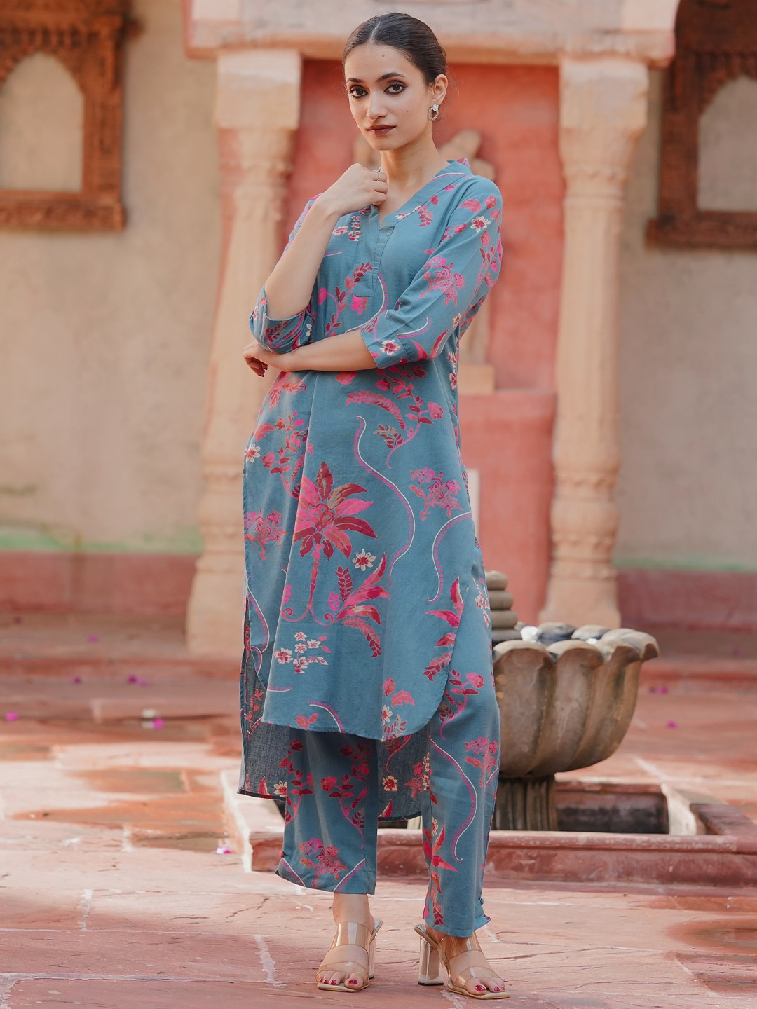 

Libas Floral Printed Regular Kurta with Trousers, Blue