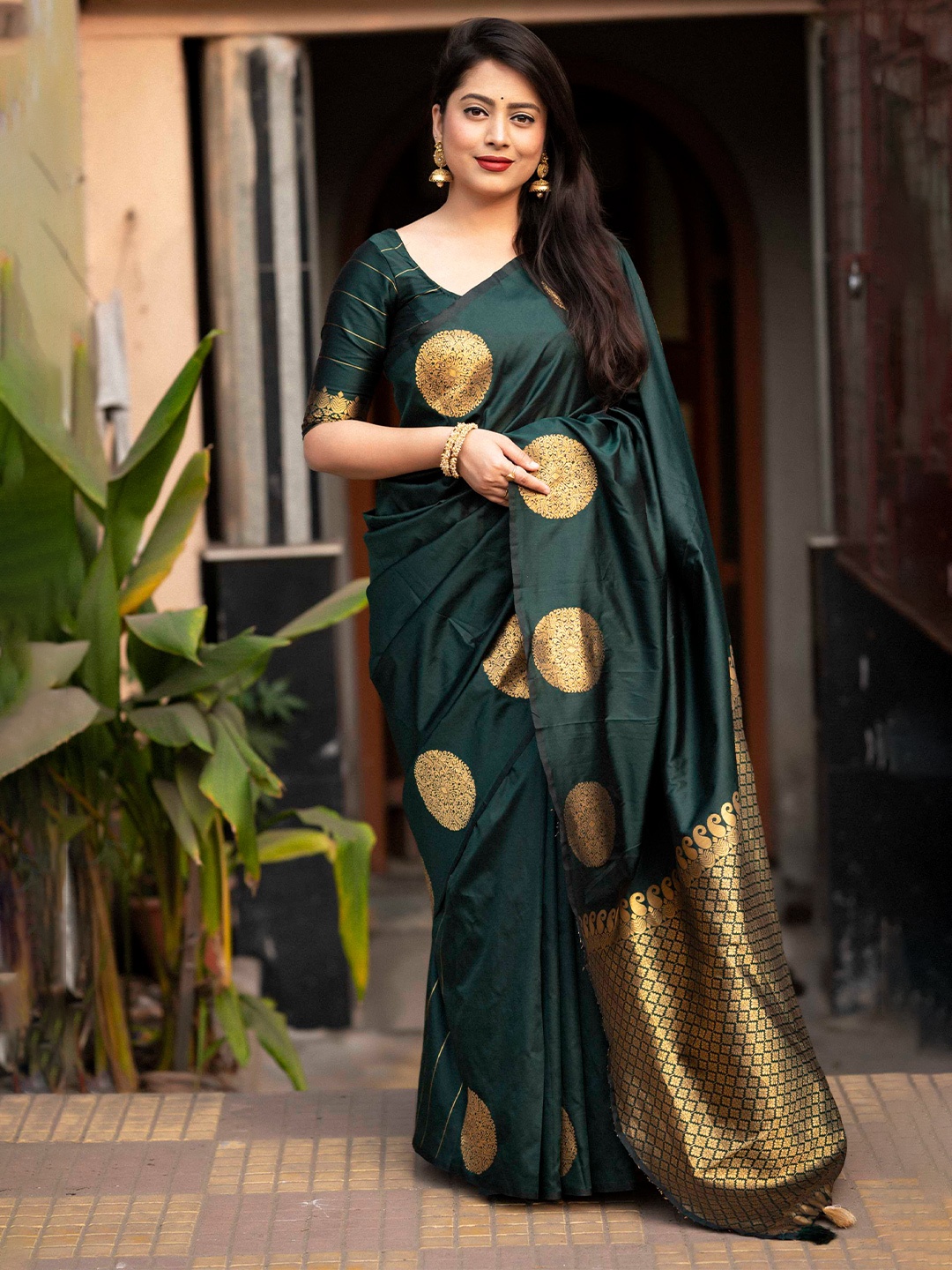

Mitera Ethnic Motifs Woven Design Zari Banarasi Saree, Green