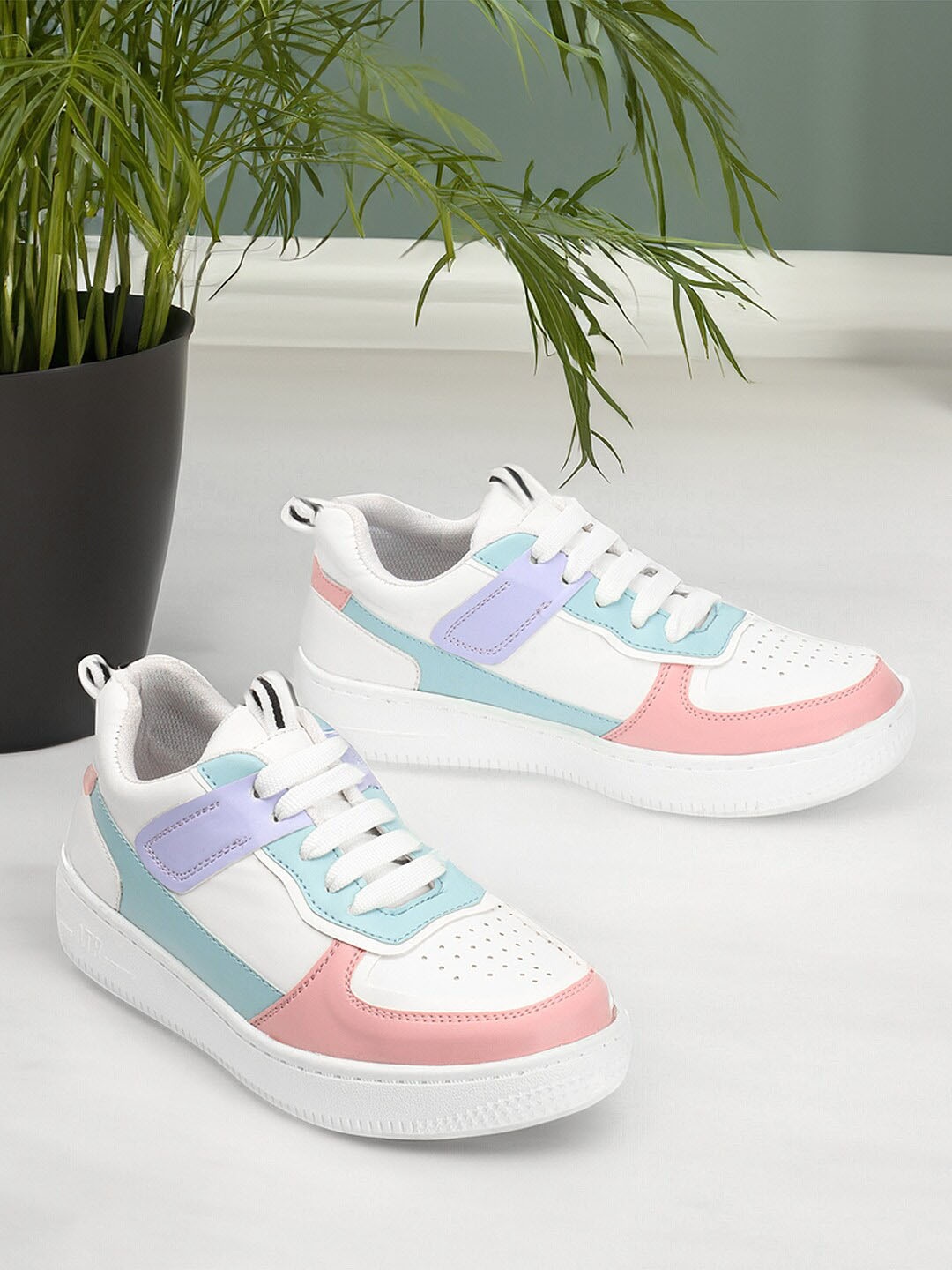 

The Roadster Lifestyle Co. Women White Colourblocked Lace Up Lightweight Sneakers