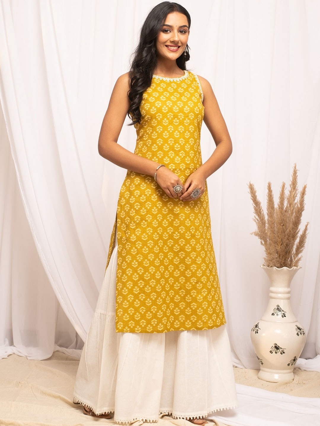 

FIORRA Floral Printed Printed Straight Kurta, Yellow