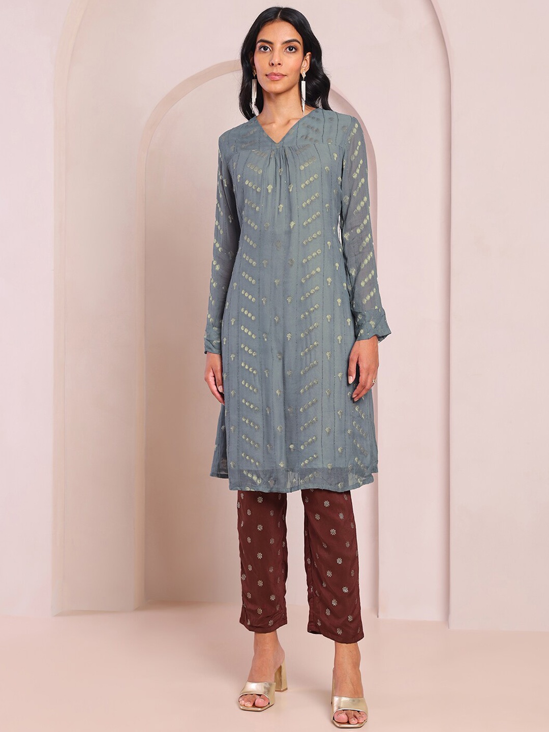 

Saaki Ethnic Motifs V-Neck Kurta with Trousers, Grey