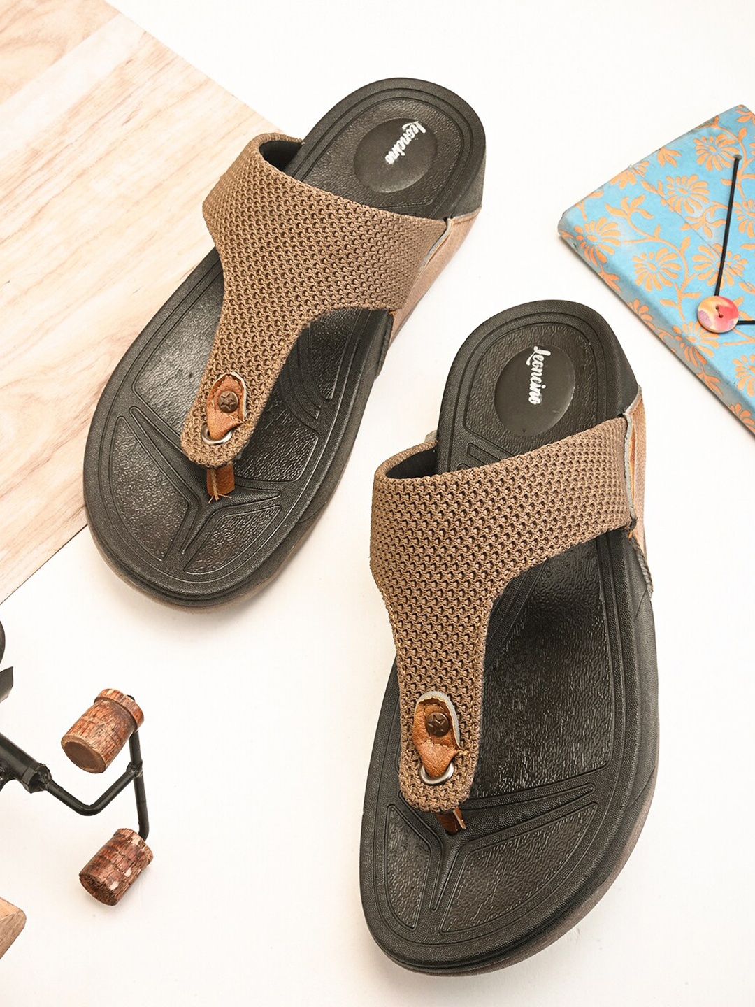 

LEONCINO Men Textured Comfort Sandals, Beige