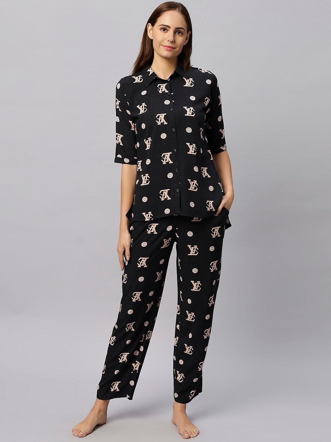 

QUIRA Typography Printed Shirt Collar Night Suit, Black