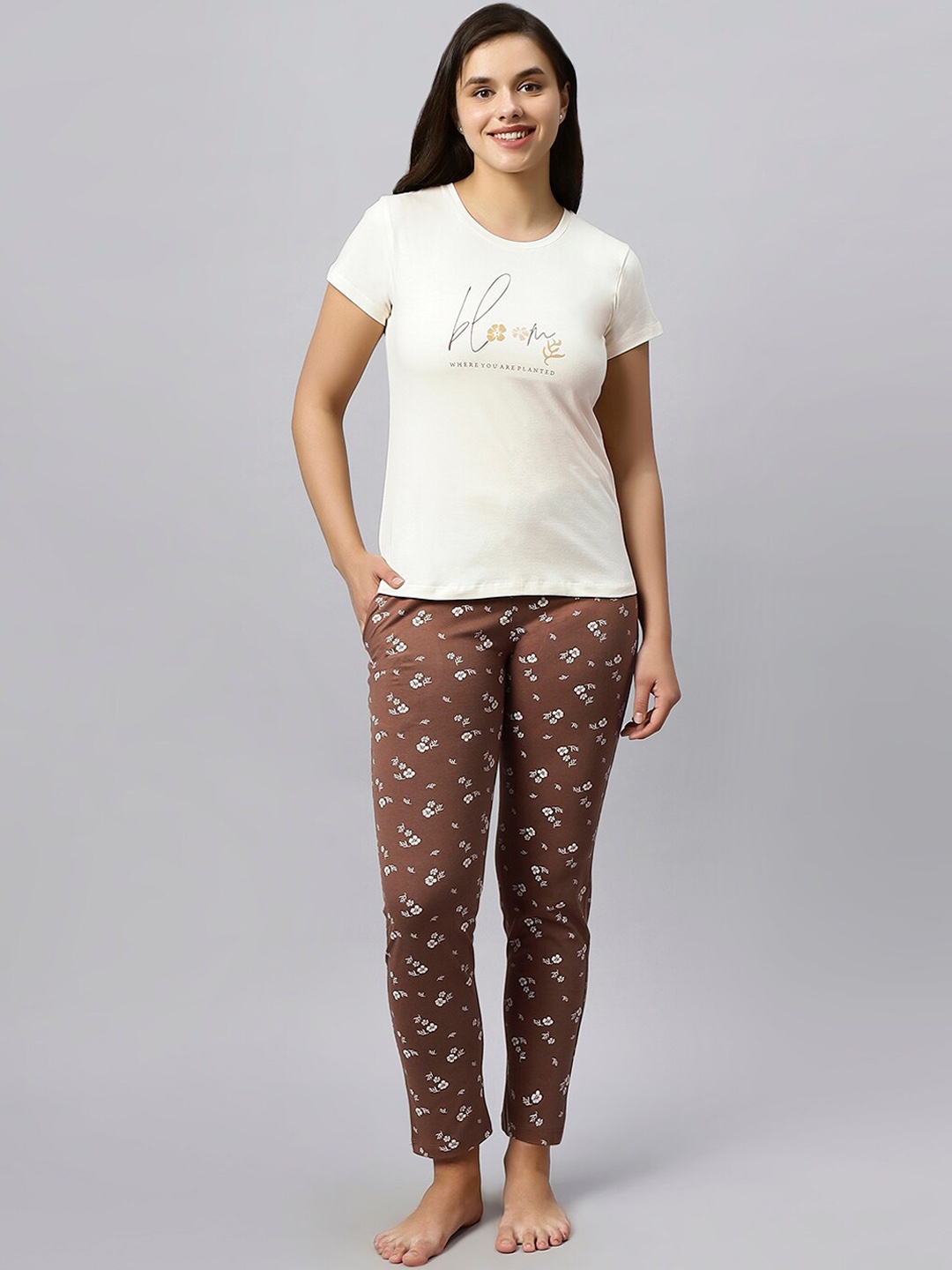 

QUIRA Typography Printed Night Suit, Cream
