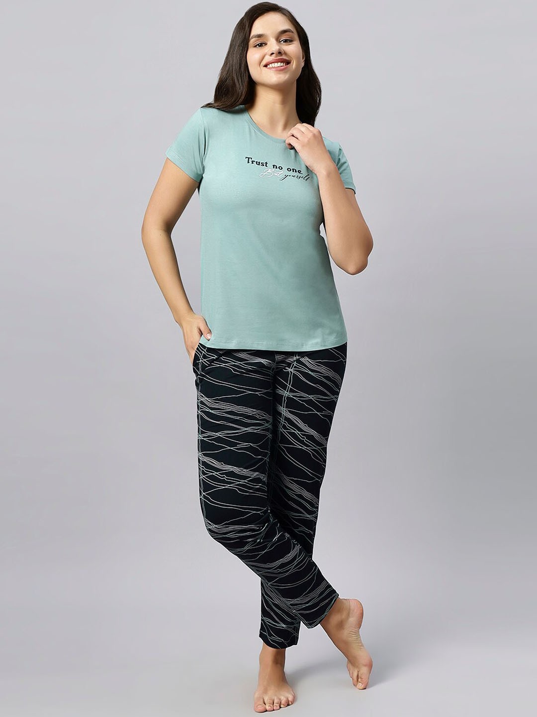 

QUIRA Typography Printed Night Suit, Green