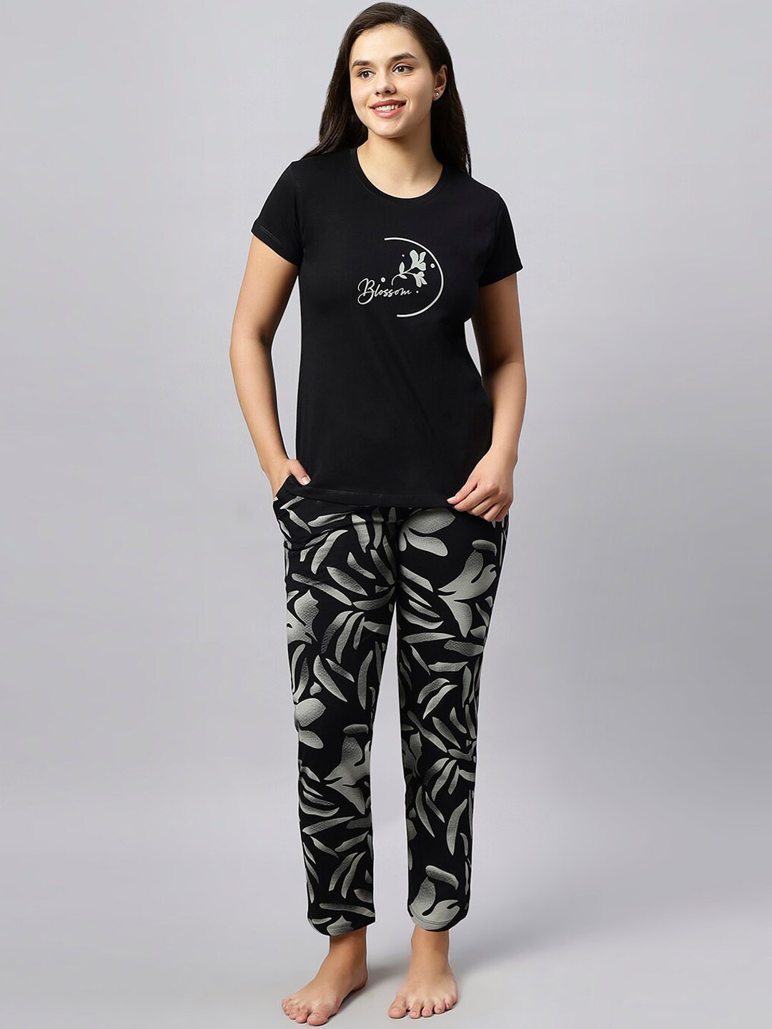 

QUIRA Typography Printed Night Suit, Black