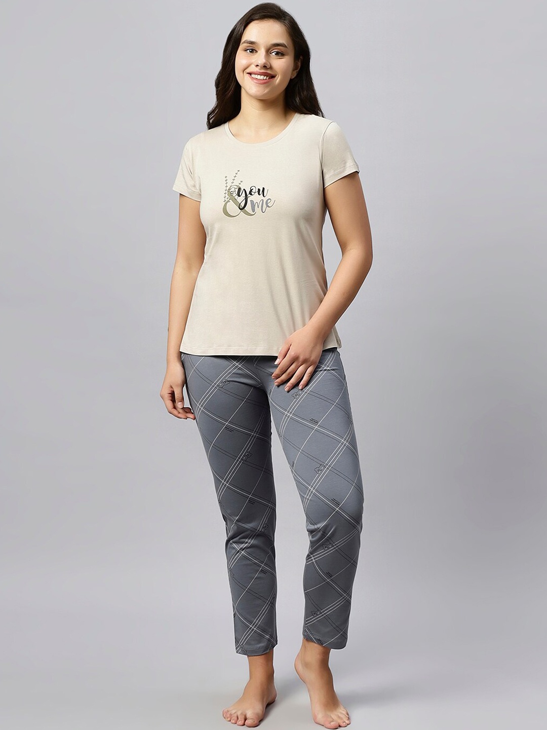 

QUIRA Typography Printed Night Suit, Grey