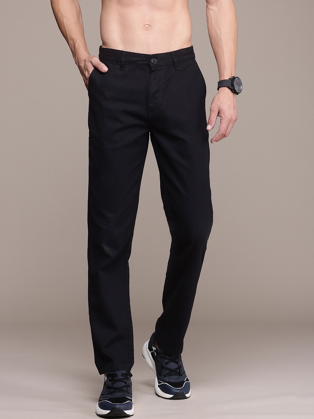

The Roadster Life Co. Men Pure Cotton Chinos Trousers, Black